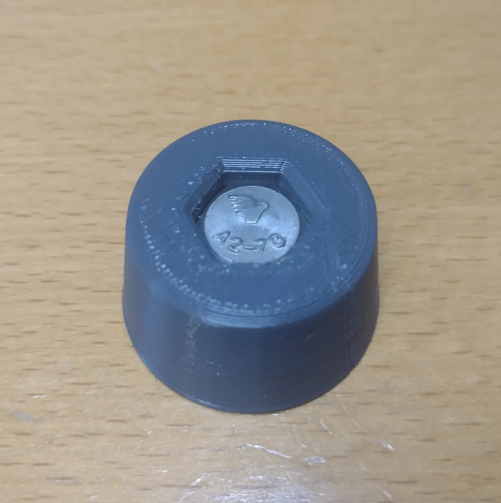 Напечатанная ножка из TPU на деревянном столе